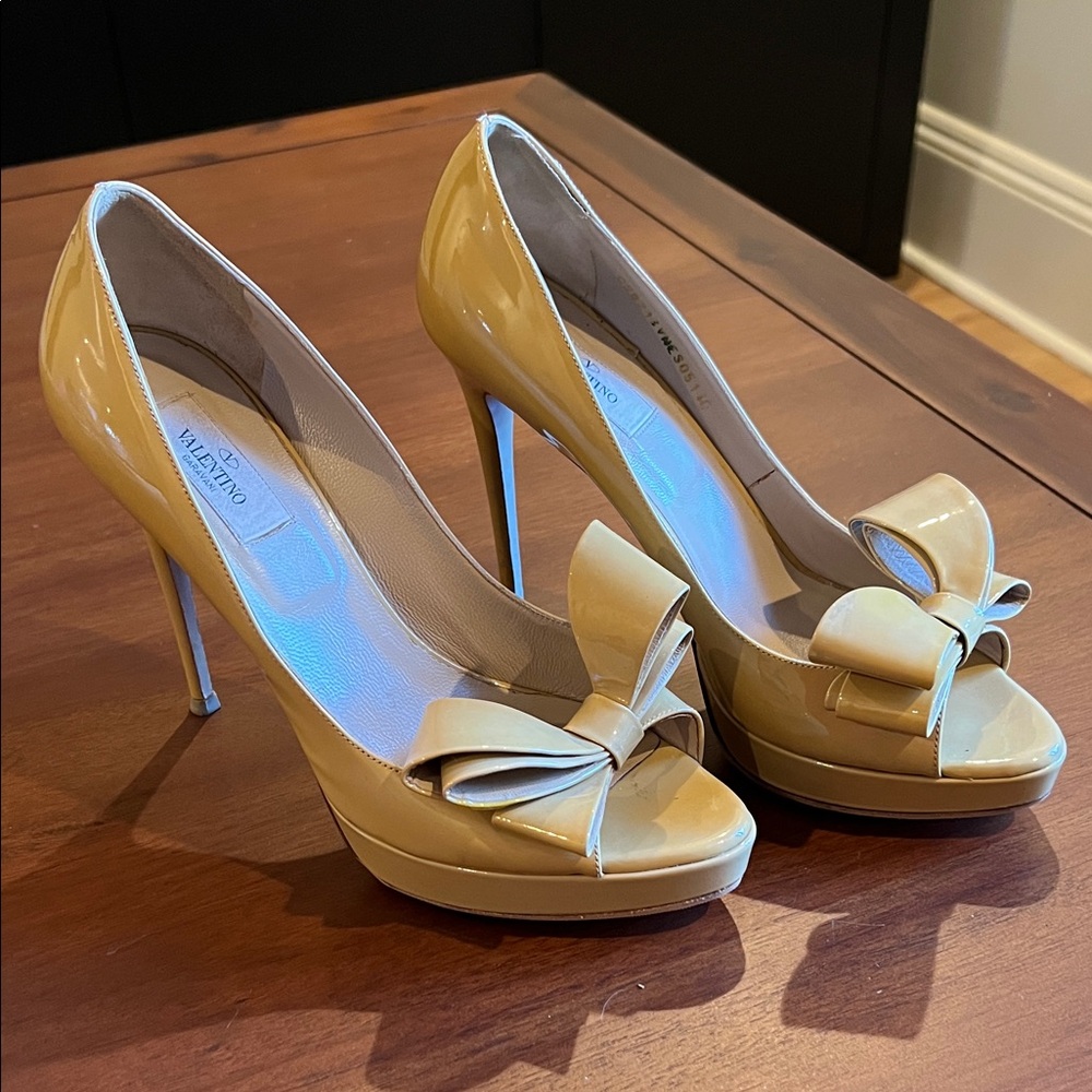 Valentino Garavani Women's Patent Nude/Tan Bow Heels - Size 40